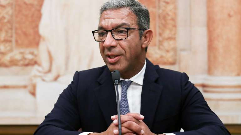"Tenho a convicção de que, hoje, ao sair de casa, se terá cruzado com uma criança e lhe terá perguntado 'qual o número com que vou atirar hoje' e saiu dois mil milhões de euros. É este o rigor, não fez qualquer conta", criticou Duarte Pacheco
