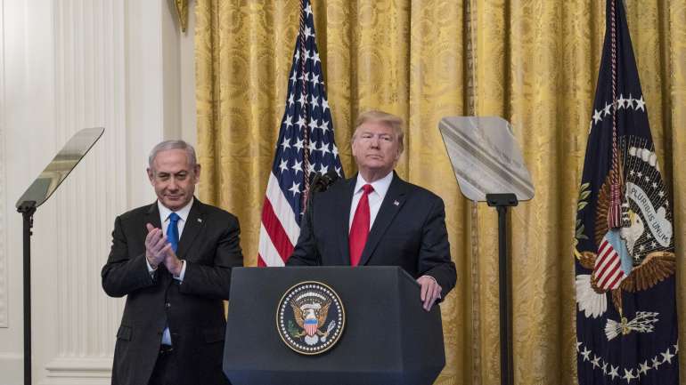 Donald Trump apresentou o seu plano para resolver o conflito israelo-palestiniano ao lado do primeiro-ministro de Israel, Benjamin Netanyahu