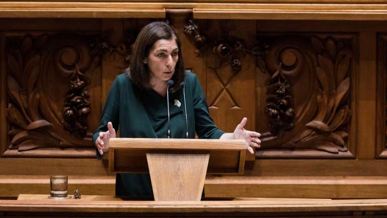 Ana Catarina Mendes diz que é no Parlamento que o PS vai condenar as declarações de André Ventura.