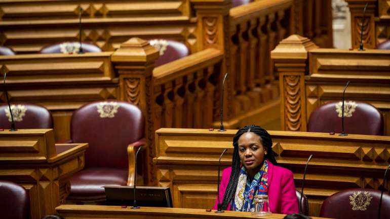 O Livre decide esta quinta-feira sobre uma proposta de retirada de confiança na deputada, na 44ª Assembleia marcada com carácter "extraordinário e urgente"