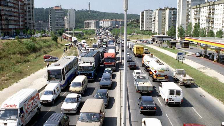 Circular em Lisboa implica perder, em média, 6 dias e 14 horas no trânsito por ano, de acordo com o "TomTom Traffic Index"