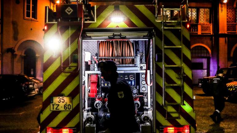 As duas pessoas ficaram com ferimentos ligeiros por inalação de fumo, mas recusaram assistência hospitalar