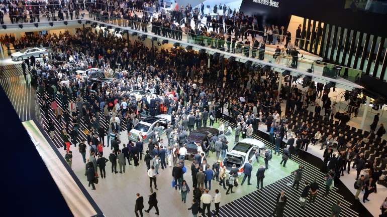 O elevado investimento a que obriga a participação num salão automóvel leva um número crescente de fabricantes a decidirem não ir, procurando alternativas mais em conta. Bastará mudar o Salão de Frankfurt de lugar para escapar a esta tendência?