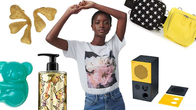Da esquerda para a direita, no sentido dos ponteiros do relógio: brincos Cata Vassalo, t-shirt Helena Christensen x H&M, bolsa Raf Simons x Eastpak, coluna Ikea, champô Shu Uemura e sabonete Lush