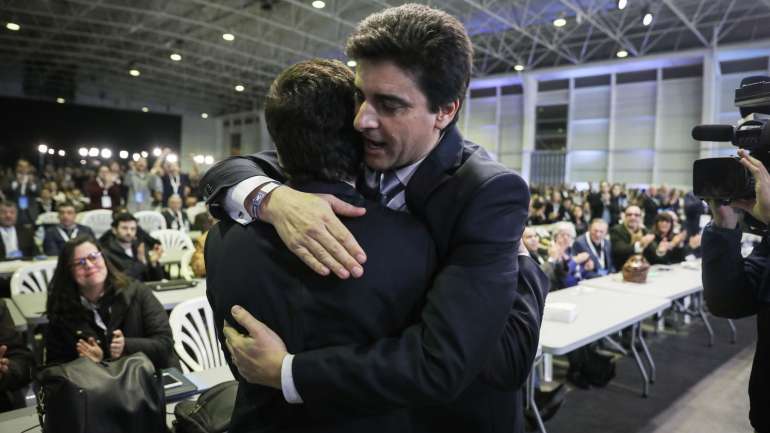 O polémico autor de elogios a Salazar e à PIDE abraçado ao novo líder do CDS, Francisco Rodrigues dos Santos, cuja direção integra