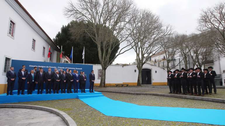 Momento musical dos Cantadores do Desassossego antes do arranque da Cimeira dos 17 países, dos quais 15 assinaram um acordo.