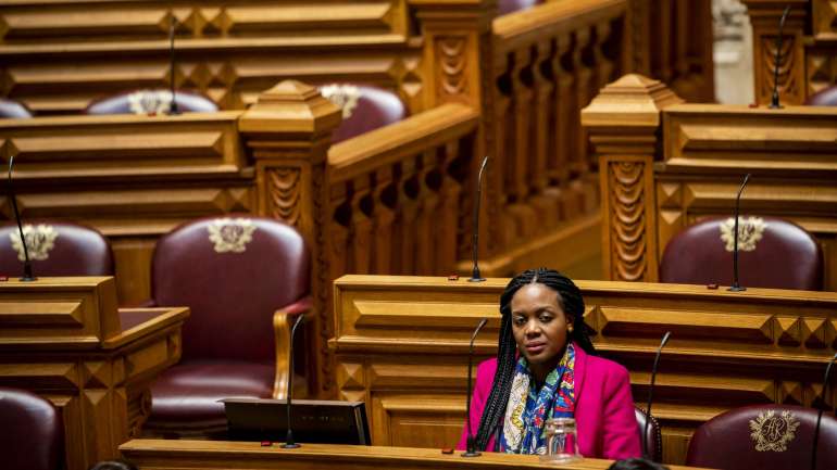"Enquanto a minha gaguez não desaparecer na Assembleia, eu não saio de lá também", garantiu a deputada este sábado, num discurso que proferiu numa manifestação antirracista