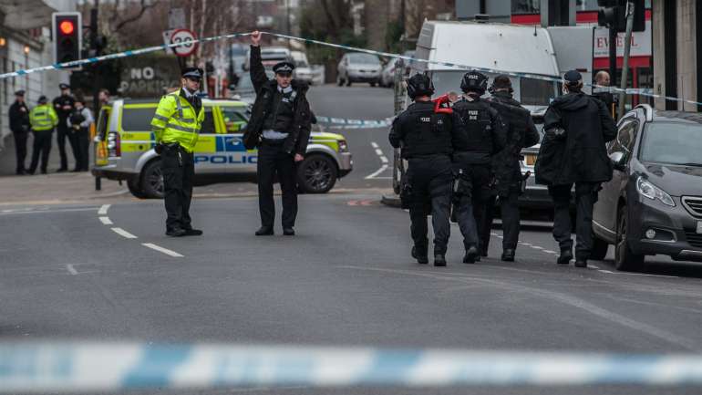 As autoridades isolaram o local, num subúrbio no sul de Londres