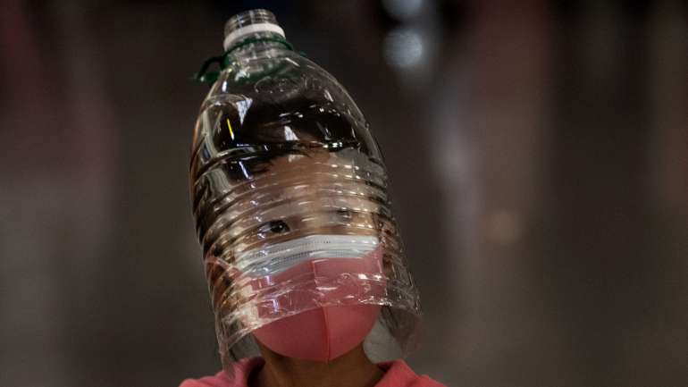 Com o medo do contágio, os chineses começam a procurar novas formas de se proteger, para além das máscaras. Os números oficiais apontam para 13.742 casos de coronavírus na província de Hubai, mas os investigadores acreditam que existem muitos mais