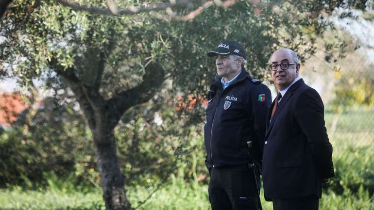 Azeredo Lopes, que se demitiu mais de um ano depois do furto ao paiol nacional de Tancos, esta segunda-feira ao chegar ao Tribunal do Monsanto e enquanto aguarda autorização para entrar no interior do tribunal