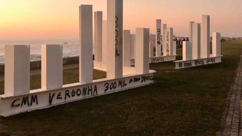 A obra de Pedro Cabrita Reis exposta na marginal de Leça da Palmeira tem sido contestada pelos matosinhenses