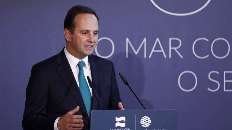 Fernando Medina alerta para as multas que o Estado teria de pagar para indemnizar os concorrentes ao concurso do metro de Lisboa