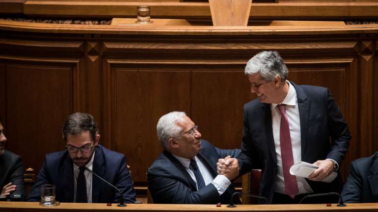 António Costa e do ministro das Finanças, Mário Centeno cumprimentam-se após o Orçamento do Estado ter sido aprovado