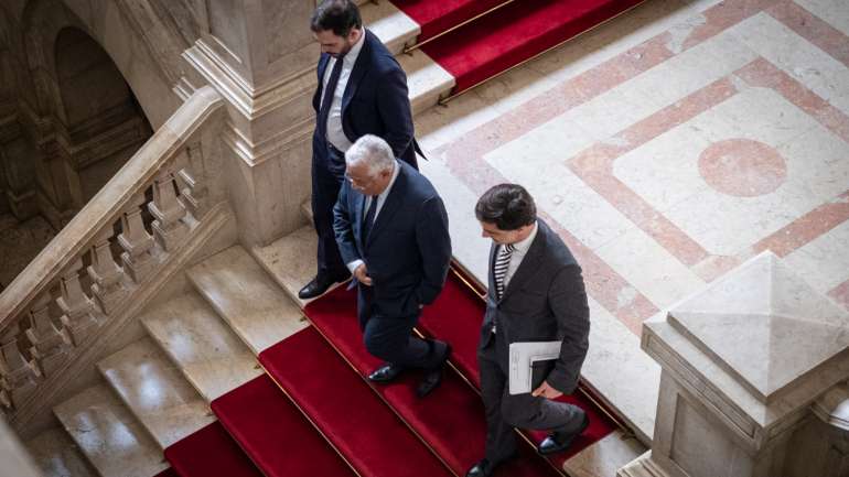 Primeiro-ministro acompanhou negociações que decorriam no Parlamento à noite a partir de São Bento.
