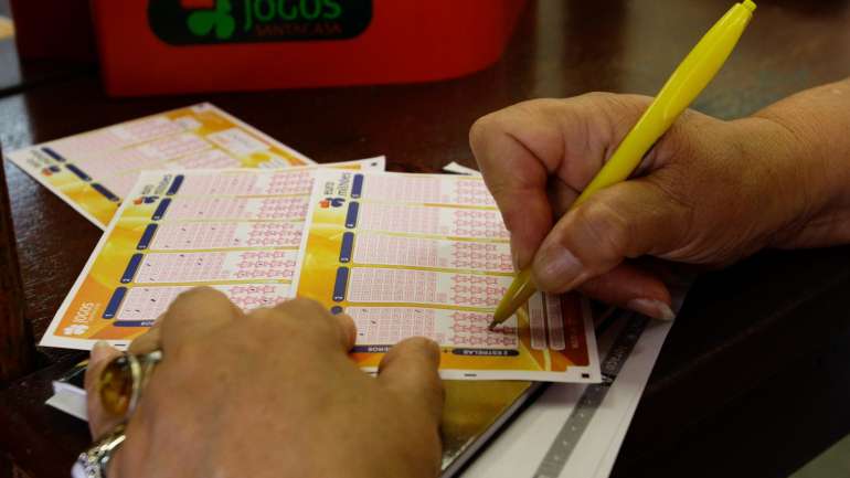 O sorteio do Euromilhões vai passar a contar com pelo menos três sorteios anuais de 130 milhões de euros como prémio mínimo garantido