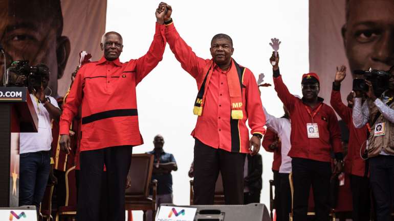 O antigo presidente angolano José Eduardo dos Santos ao lado do seu sucessor, o atual presidente do país, João Lourenço