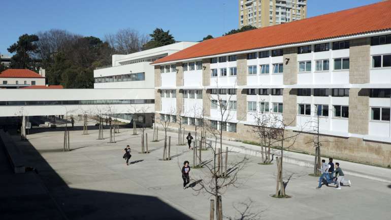 A escola foi assaltada durante o fim de semana, tendo sido necessário fechar a água e a luz devido a acumulação de gases