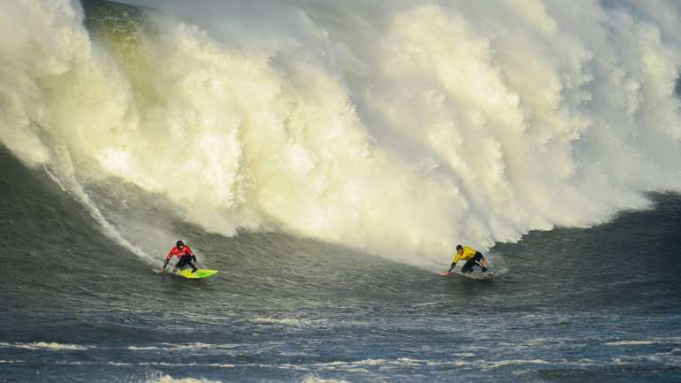 Alex Botelho, à direita, numa prova do Big Wave Tour na Nazaré em 2017/2018