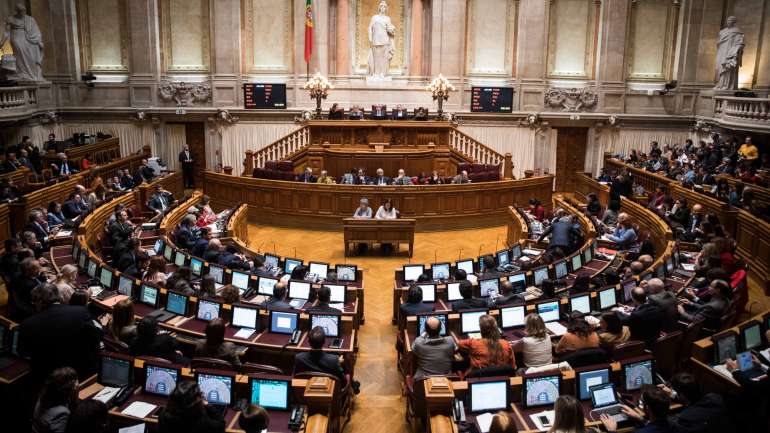 Para o PCP, “à eleição democrática para os órgãos de direção e gestão das escolas e agrupamentos, de representantes de professores, pais, alunos e pessoal não docente, contrapõem-se órgãos unipessoais e não eleitos, dotados de poderes excessivos, ao arrepio da democraticidade, da representatividade e da participação dos vários corpos da escola”