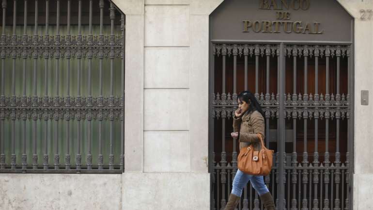 A informação tem de ser prestada pelos bancos ao Banco de Portugal com periodicidade semestral, contudo, caso as entidades calculem impactos consideráveis (variação negativa no valor económico superior a 20% dos fundos próprios) têm de atualizar a informação a cada trimestre