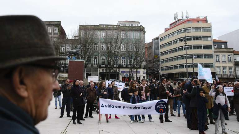 Com o mote &quot;cuidar sim, matar não&quot;, e defendendo que &quot;a vida está em primeiro lugar&quot;, os manifestantes foram usando da palavra e dando o seu testemunho e opinião num palco improvisado