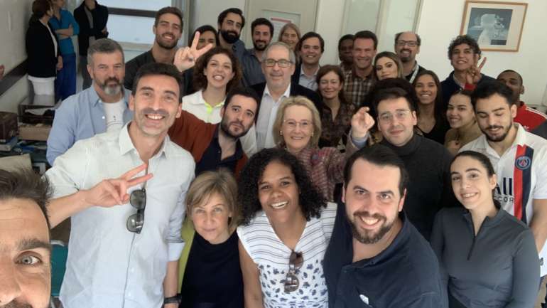 Miguel Matos, antes de abandonar o Pulido Valente, numa selfie com a ministra da Saúde, a diretora-geral da Saúde e o restante grupo (D.R.)