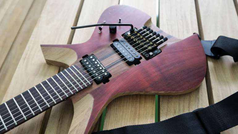 Guitarra construída com madeira de acácia por Eduardo Van Zeller / PAULO NOVAIS/LUSA