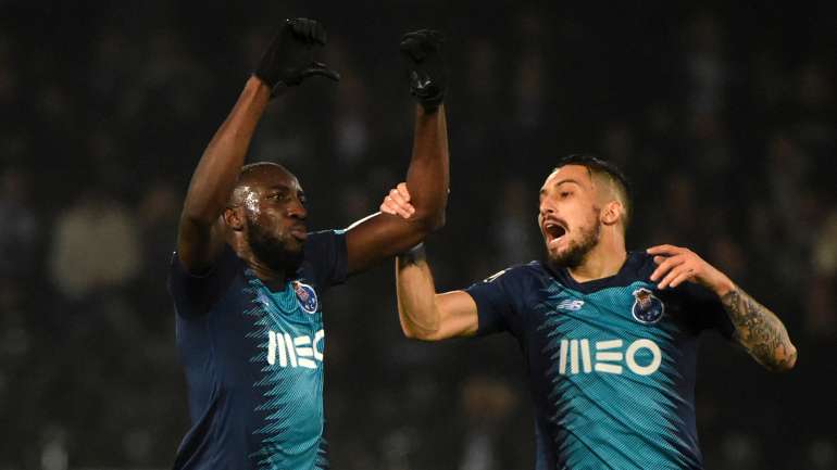 Alex Telles foi um dos vários jogadores que tentaram evitar a saída de Marega de campo, sem efeito: o maliano abandonou mesmo o jogo