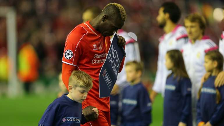 Internacional italiano Mario Balotelli sofreu casos de racismo em quase todas as ligas por onde passou, incluindo já este ano na Serie A