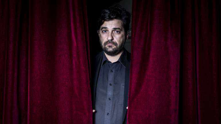 Tiago Rodrigues, premiado encenador e dramaturgo que é também diretor artístico do Teatro Nacional Dona Maria II, escreveu um texto que entretanto substituiu para apresentar a peça "Catarina e a Beleza de Matar Fascistas"