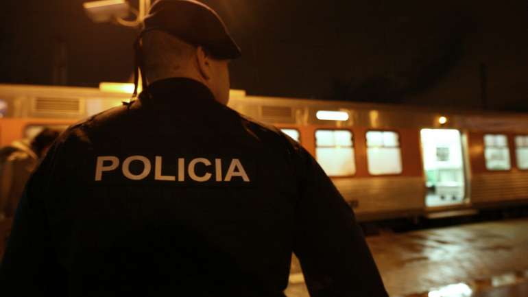 Os quatro homens puseram-se em fuga, mas acabaram por ser detidos pelos elementos da PSP da esquadra local