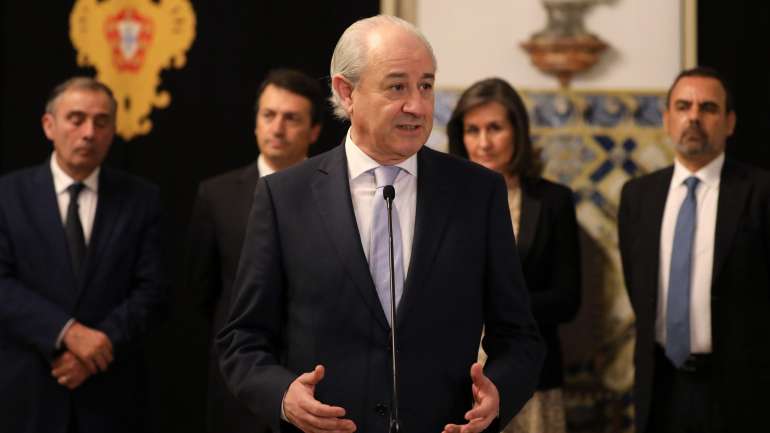Cabe ao PSD, que é um partido de centro, liderar uma alternativa à direita do PS", afirmou Rui Rio