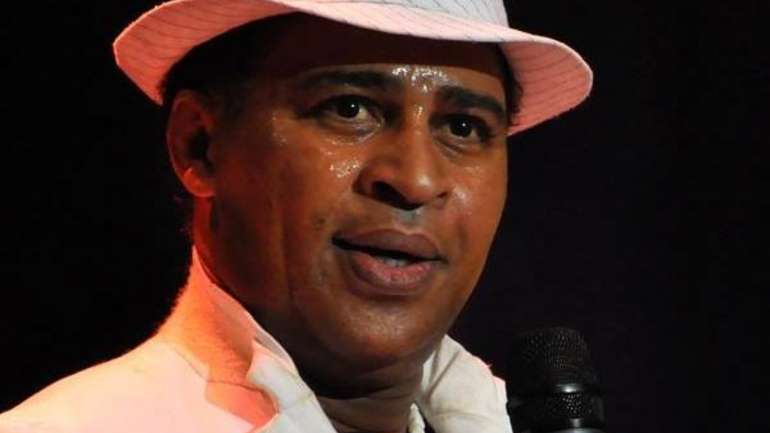 O cantor esteve emigrado na Holanda, país com forte presença da comunidade cabo-verdiana e onde fez sucesso na música, enquanto vocalista da banda Livity