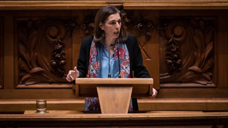 Ana Catarina Mendes falou aos jornalistas no Parlamento sobre declarações de Pedro Filipe Soares e acabou a pôr Ventura e BE no mesmo lugar.