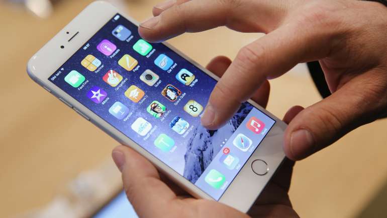 O primeiro iPhone foi lançado em 2007. O primeiro SE (Special Edition) foi anunciado em 2016.
