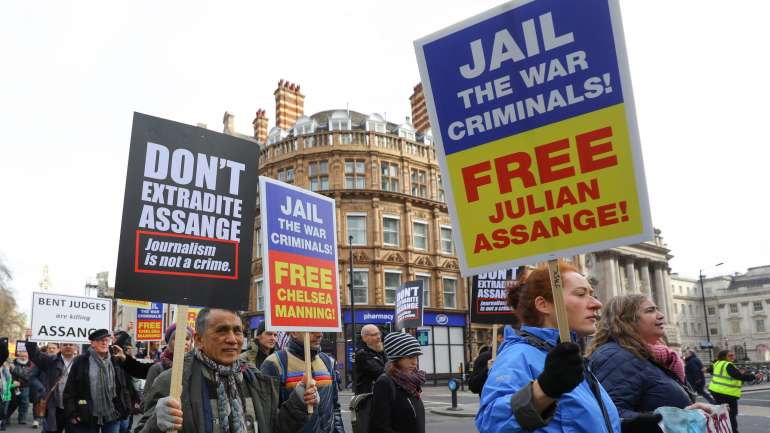 O pai de Julian Assange, o ex-primeiro-ministro grego Yanis Varouflakis, Roger Waters, dos Pink Floyd, e a estilista Vivienne Westwood estavam entre os manifestantes