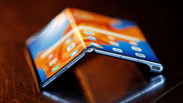 Em 2019, a Huawei apresentou o Mate X, o seu primeiro smartphone dobrável, no MWC, em Barcelona. O Mate Xs tem um ecrã mais resistente e é mais fino