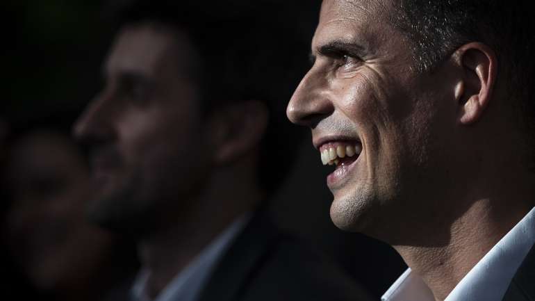 Daniel Oliveira, diretor geral de entretenimento da SIC, e Ricardo Araújo pereira, durante a apresentação de "Isto é Gozar com quem Trabalha"