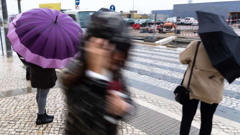A temperatura máxima vai baixar, sobretudo no interior, não devendo ultrapassar os 12ºC em Trás-os-Montes e Beira Alta. No litoral e região sul chegará a valores entre 15 e 19ºC
