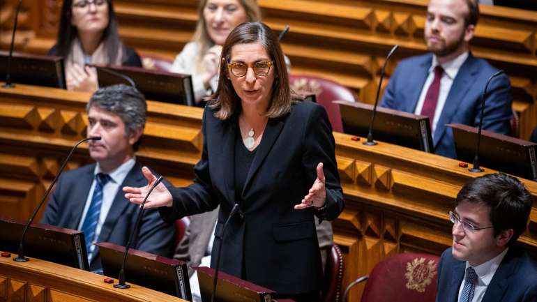 A líder parlamentar do PS afirmou que alguns deputados não cumpriram com a sua palavra na votação