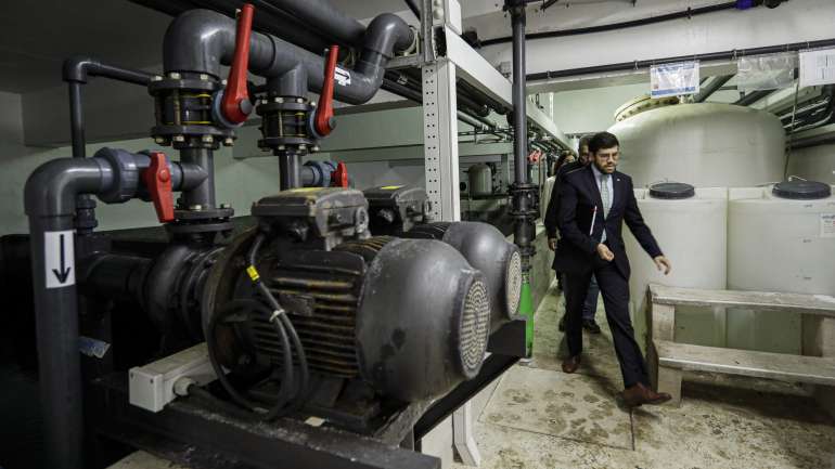 O diretor de Qualidade do empreendimento Vila Vita Pac, André Matos, na sala onde é feito o processo de dessalinização por osmose da água do mar de um empreendimento turístico em Lagoa