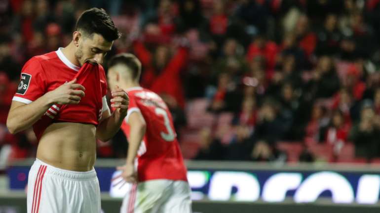 Benfica chegou ao empate na recarga a uma grande penalidade aos 90+1' mas já tinha falhado um castigo máximo aos 49'