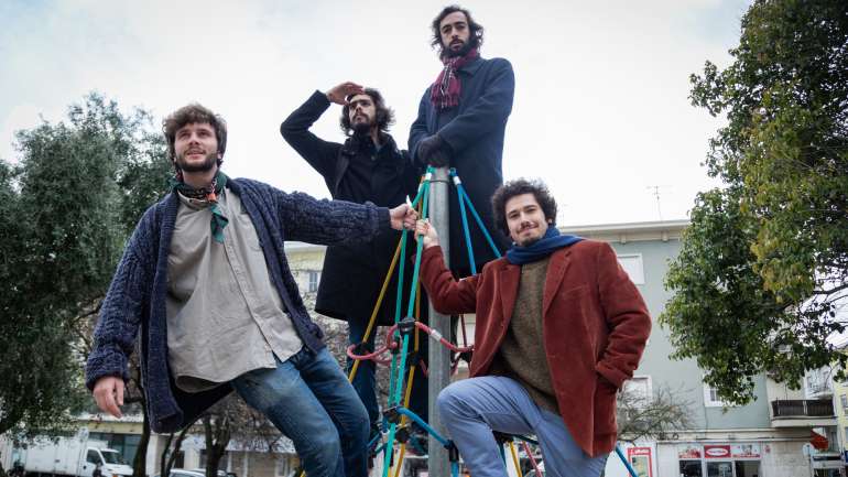 Quatro dos cinco elementos dos Zarco (João Sala não pôde estar presente) fotografados pelo Observador no bairro de Alvalade, em Lisboa