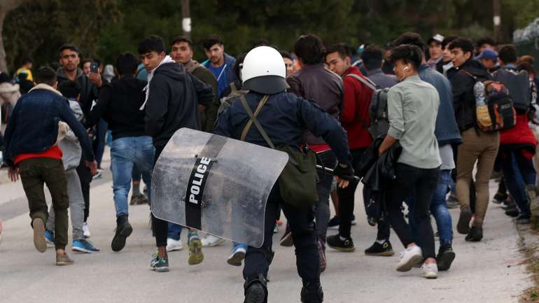 A Grécia enfrenta uma brutal pressão nas suas fronteiras externas com a Turquia, depois de o Presidente turco ter decidido "abrir as portas" aos refugiados