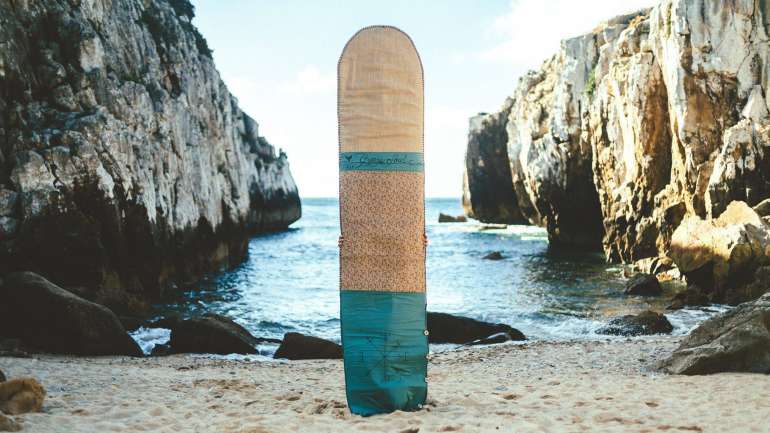 Todas as peças são feitas com fibras naturais, tecido vintage reciclado, neoprene reutilizado e alguns botões de madeira artesanais. Ah, e com muito amor, pede para dizer Inês