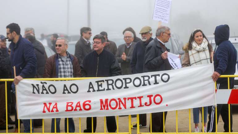 Os responsáveis das câmaras estão a reunir com António Costa