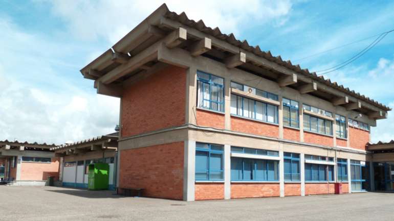 A Escola Básica Roque Gameiro colocou esta quinta-feira 150 alunos em quarentena