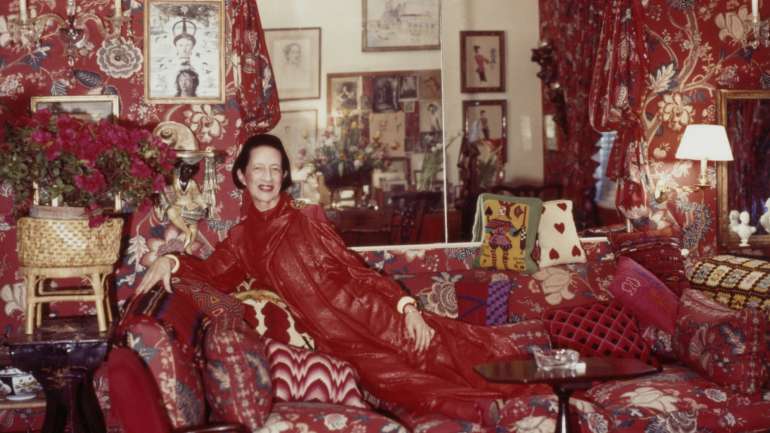 Diana Vreeland no seu "garden in hell" desenhado por Billy Baldwin, em 1979. Referência na moda, adorava gazelas, leopardos e cavalos, e também eles desfilam pelo álbum que reúne muitas das suas pérolas de sabedoria