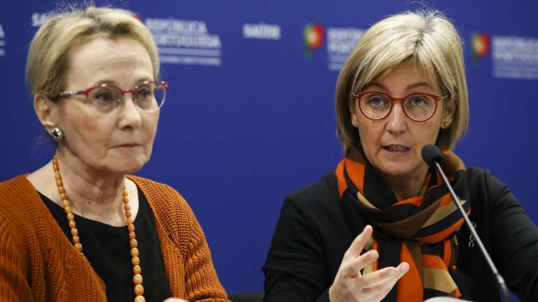 A conferência de imprensa contou com a presença da ministra da Saúde, Marta Temido (à direita), e da diretora-geral da Saúde, Graça Freitas