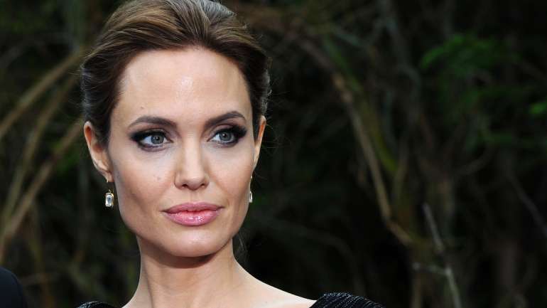 "Mantenham a calma. Conheçam os vossos direitos. E não deixem que ninguém vos diga que não são preciosas, especiais e, acima de tudo, iguais", escreveu Angelina